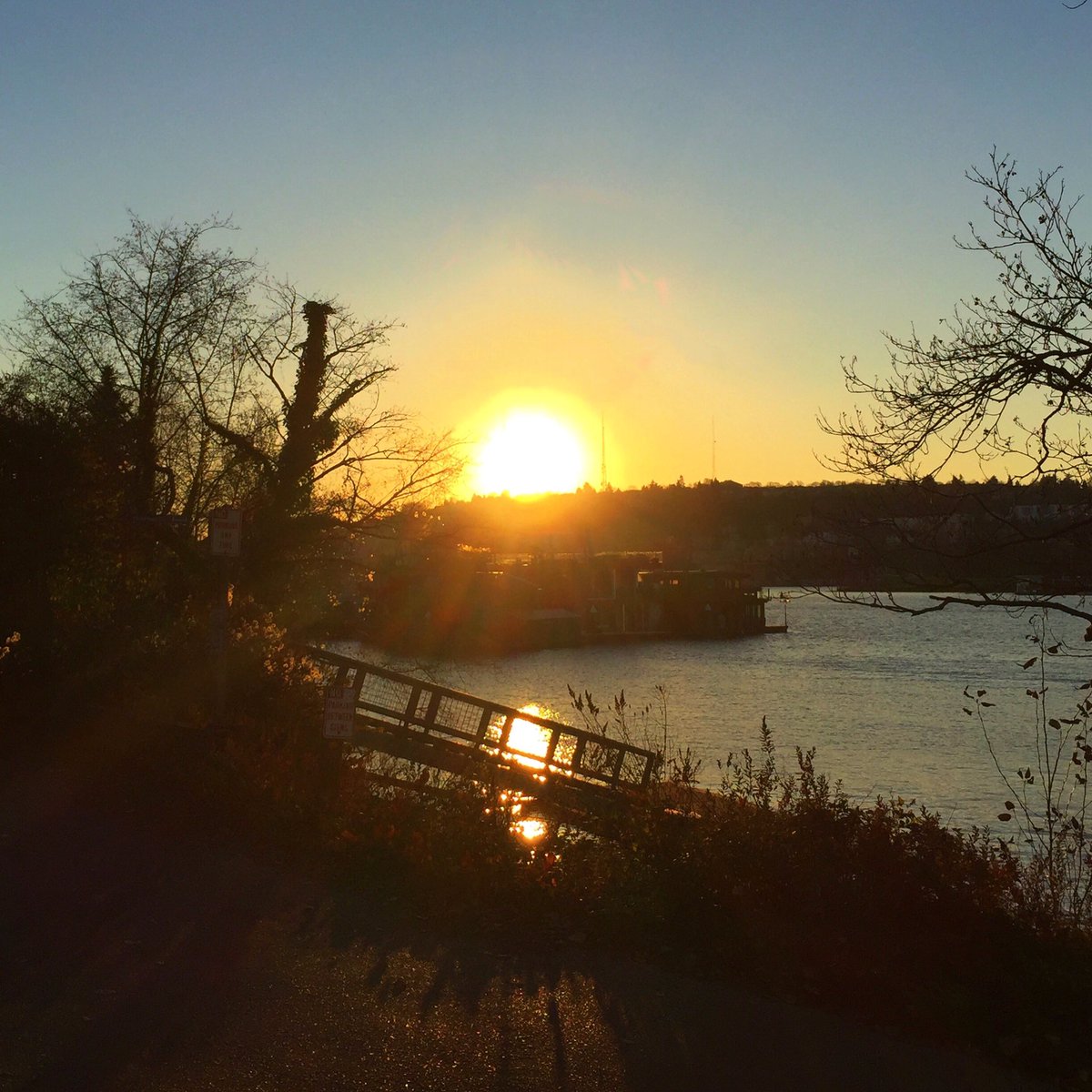 CourtStrand's tweet photo. Gorgeous #Sunset during my 6-mile #LSDrun #CourtRuns #Seattle #MyRunningPostcards and this marks my 6th week doing the #TIUHolidayHustle https://t.co/SbX0j2Scyl