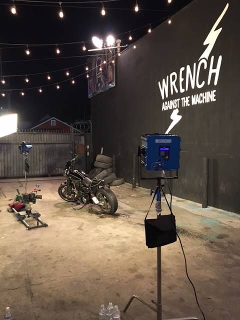 GrupoLighting's tweet photo. Joshua Gitersonke filmΓ³ un segmento de #EsquireTV, Wrench Against the Machine, usando #Nila #Boxers. https://t.co/IohlEhgSCI