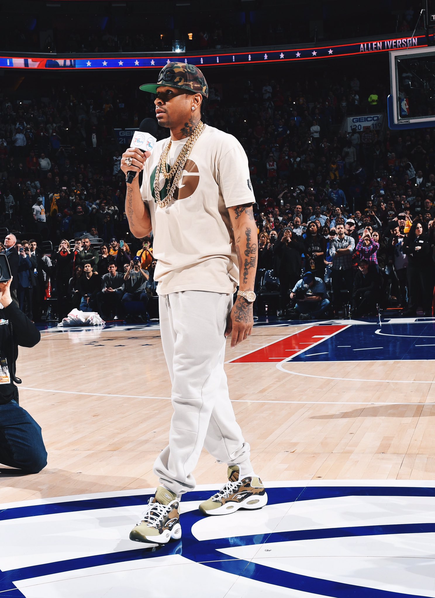 peddling modtage Bedrift B/R Kicks on X: "Allen Iverson in the Bape x Reebok Question Mid tonight in  Philadelphia https://t.co/UsLTbT6md1" / X