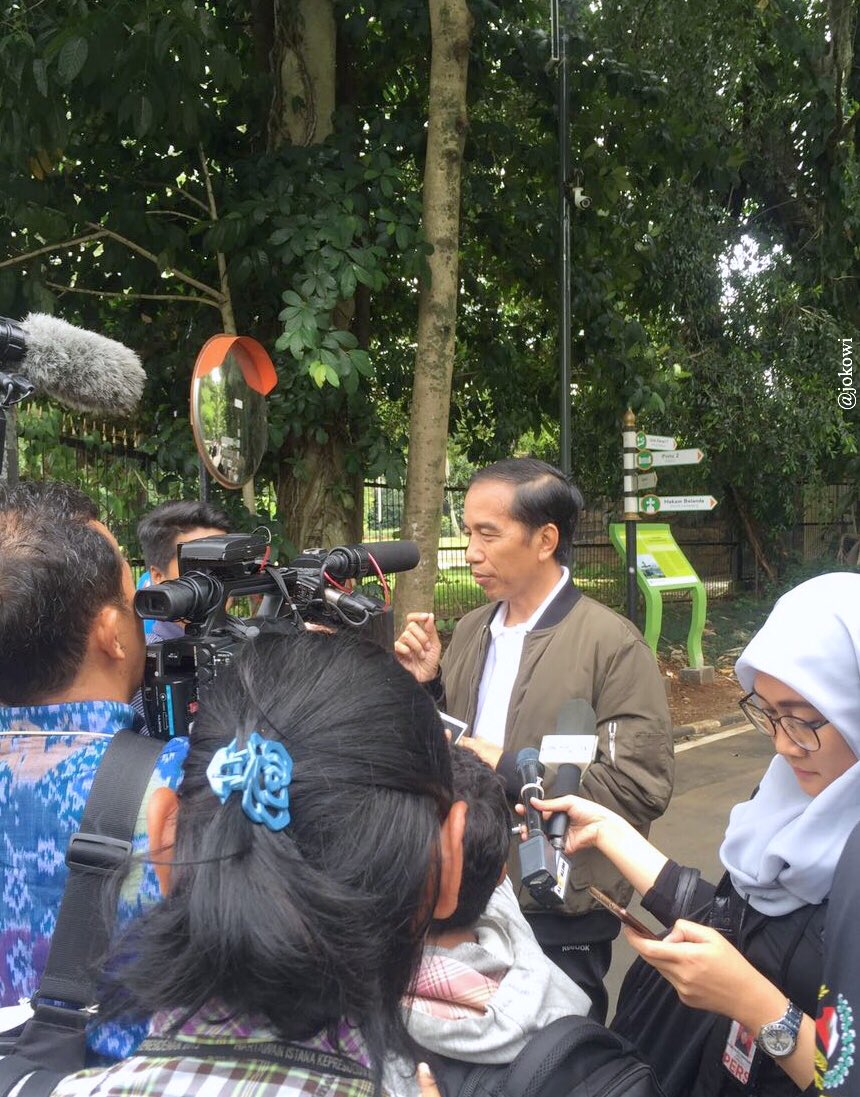 jokowi's tweet image. Kita semua berharap Timnas Indonesia menjadi juara AFF 2016. Disiapkan bonus Rp 12 miliar untuk seluruh pemain. Ayo semangat! –Jkw