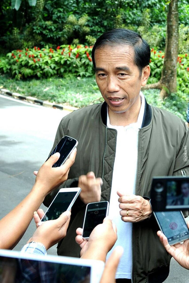 jokowi's tweet image. Kita semua berharap Timnas Indonesia menjadi juara AFF 2016. Disiapkan bonus Rp 12 miliar untuk seluruh pemain. Ayo semangat! –Jkw