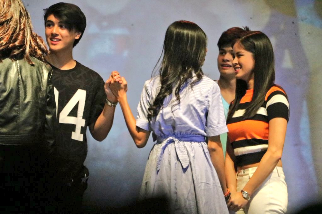 itizdahlia's tweet photo. Just hold my hand &amp; everything else disappears...
Ayieee! Simpleng HH pero nakakamatay sa kilig! https://t.co/nOo8rpdJm8