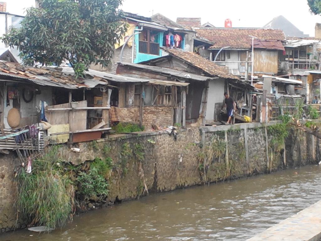 <a href="/ridwankamil/">Ridwan Kamil</a> @denurha_pdk orng ini buang sampah lemari bekas k cikapundung sebrang jln.kancra 3..cc <a href="/dedih_saepudin/">Dedih saepudin</a>