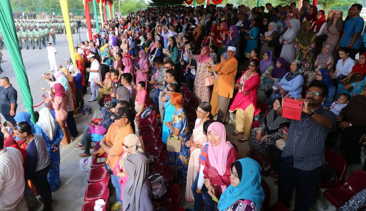 H2OComms's tweet photo. Terselah kegembiraan di wajah para ibu bapa melihat kejayaan Putera2 mereka yg tamat pengajian dari #RMC - DS @HishammuddinH2O #POP16 https://t.co/lCubNOTH5R