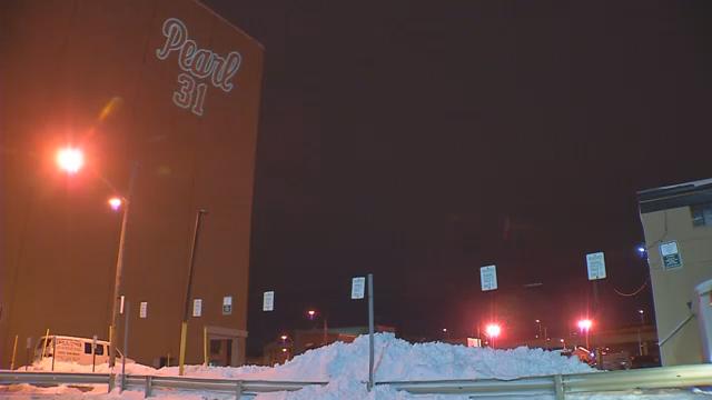 SPECNews1CNY's tweet photo. Spotted in downtown #SyracuseNY—Pearl 31 projected on Verizon Building. #GTOWNvsCUSE #PearlOut #RememberingPearl
https://t.co/41YOlBX9ec https://t.co/sccPUh6q0x