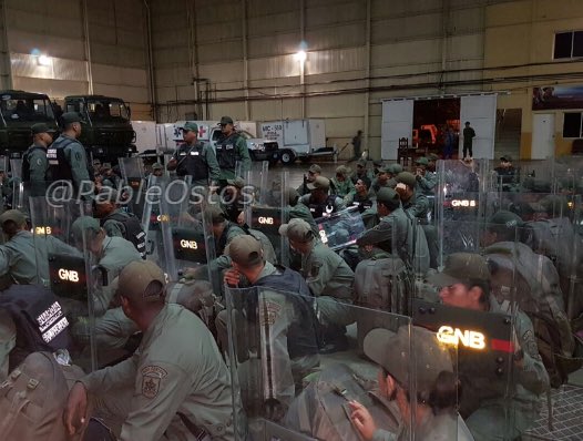 PableOstos's tweet image. #16Dic 10:50 pm | Llegan 500 funcionarios de la #GNB provenientes del estado #Aragua. Serán distribuidos en el estado #Bolívar para &quot;apoyar&quot;