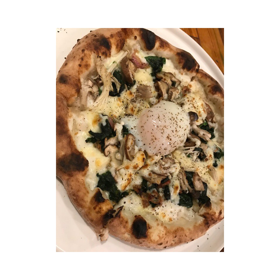 Pizza Bar 裏秋葉原 على تويتر 本日はオススメピザをご紹介 みんなだいすきビスマルクピザです ホワイトソース に半熟たまごってなんだか冬に食べたくなる組み合わせですよね 私はいま赤ワイン飲みながらこのピザを食べてる想像してます サイコーです 皆さん