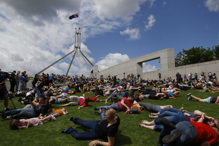 AlkiraReinfrank's tweet photo. #Rollingcoverage: Hundreds tumble down Federal #Parliament lawns https://t.co/CWDU0rrQan #Canberra https://t.co/oU52TmSEia