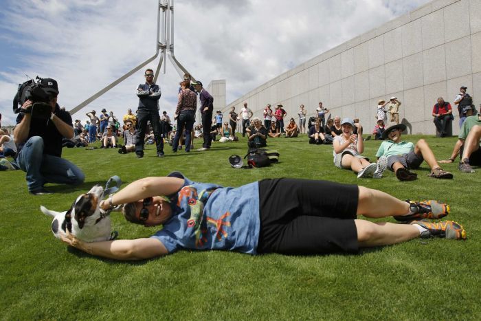 AlkiraReinfrank's tweet photo. #Rollingcoverage: Hundreds tumble down Federal #Parliament lawns https://t.co/CWDU0rrQan #Canberra https://t.co/oU52TmSEia