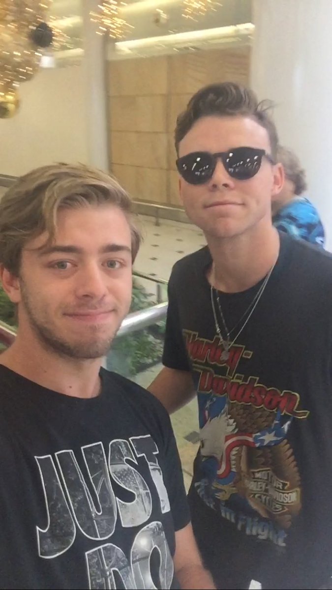 OpenHeartEleni's tweet photo. Ashton with @tyk65 via @5SOSFamUpdater _sharnee https://t.co/eXS10JlOoU