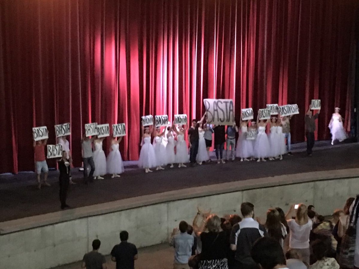 pau_cassano's tweet photo. Los @bailarinesBETC decimos BASTA! Basta de sacarnos del Teatro Colón, basta de alquilar la sala para eventos y shows privados! https://t.co/bjsfh5KwCP