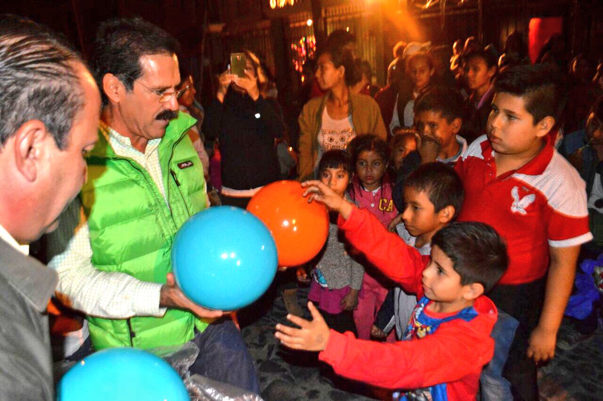 JesusCasillas06's tweet photo. En Col El Briseño de Zapopan, también iniciaron las posadas navideñas, niños y adultos se divierten sanamente. Gracias por la invitación. https://t.co/Ts15K2I7ZC