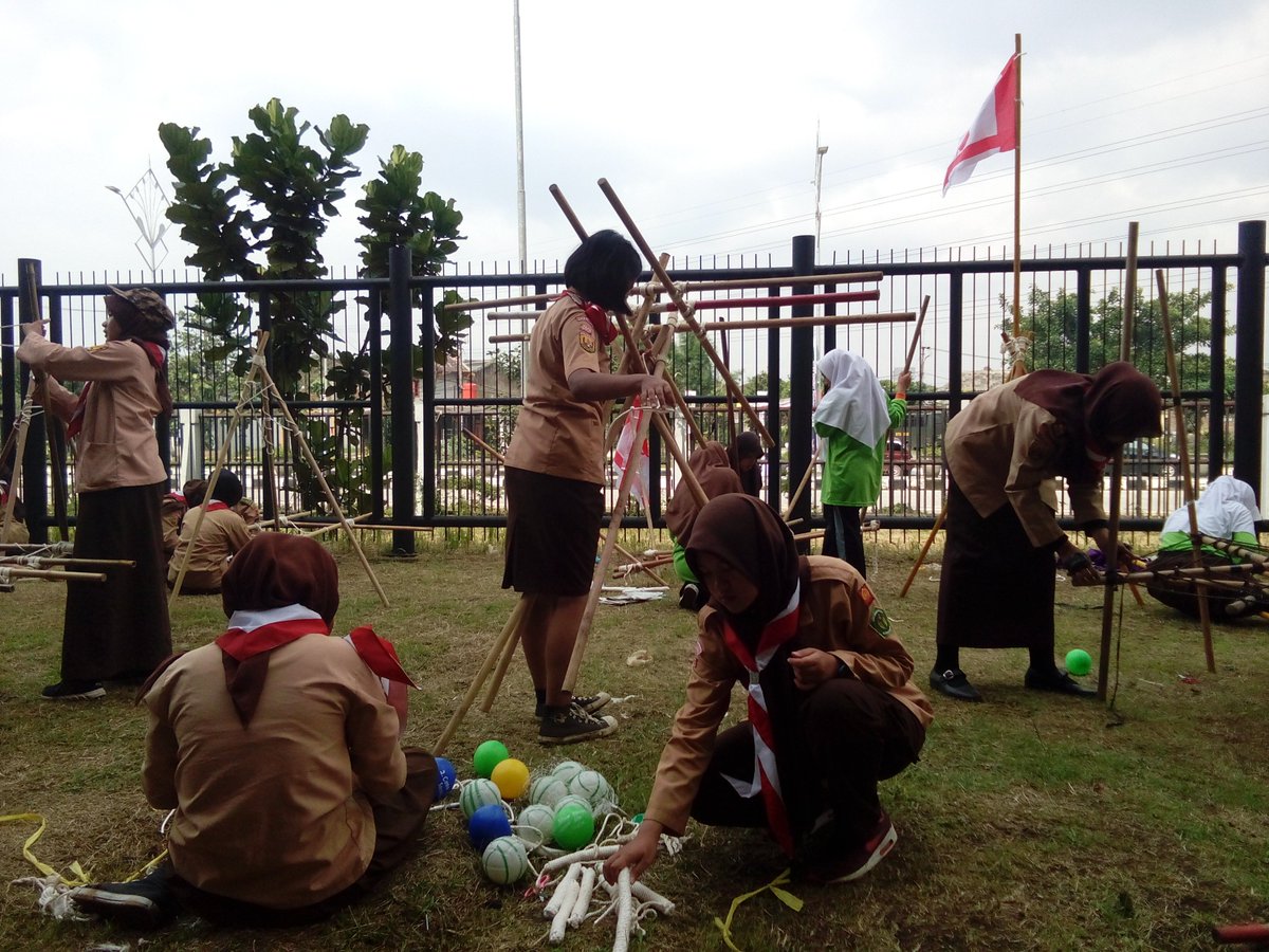 Scout14Vhs's tweet photo. @kwarnas
@dkrbubat_bdg
Pionering Putri
#manikmaya#smkn14bandung #buahbatu#gebyarpramukakotabandung2016 https://t.co/rMXvQbygTA