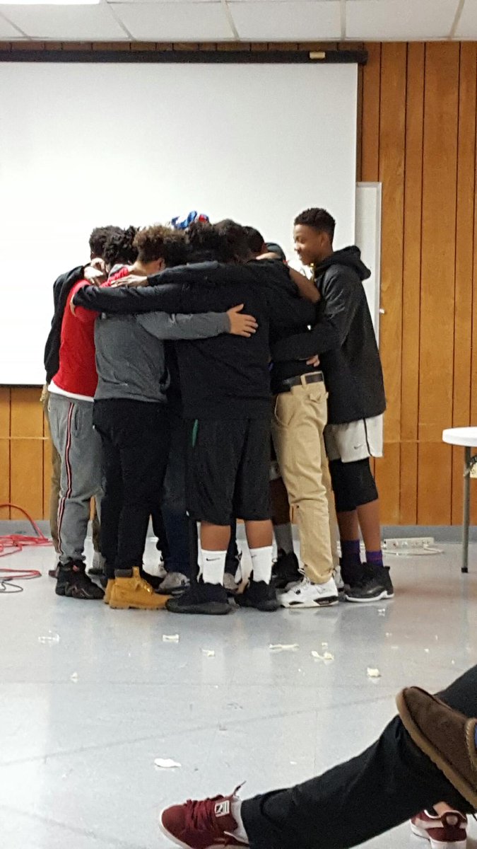 younglifespfld's tweet photo. Group hug! #younglifespringfield https://t.co/Z2TuAqFgIZ