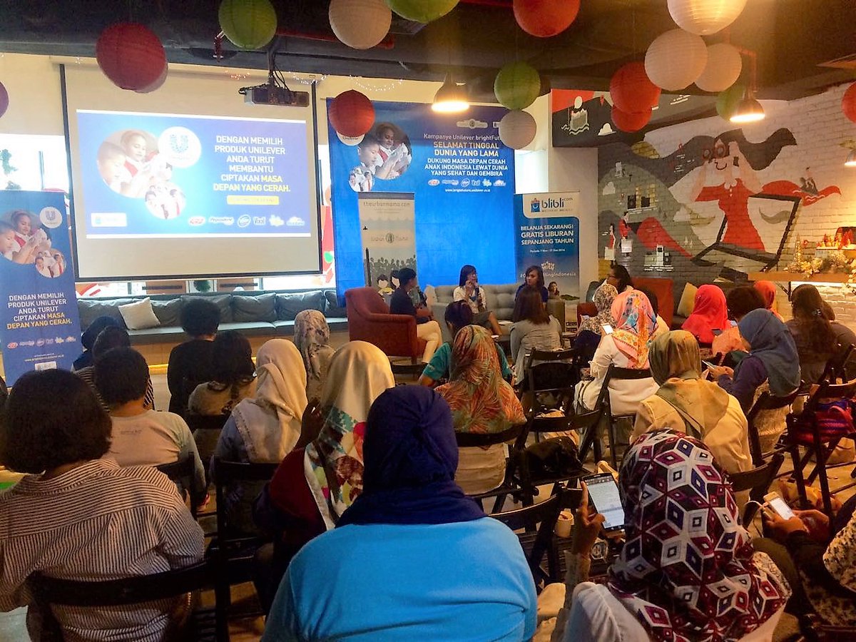 UnileverIDN's tweet photo. Keseruan di akhir pekan bersama mama bloggers dari @theurbanmama diskusi kampanye #brightFuture @bliblidotcom #TUMBloggers #FunwithBlibli https://t.co/32NlQQ4Lcx