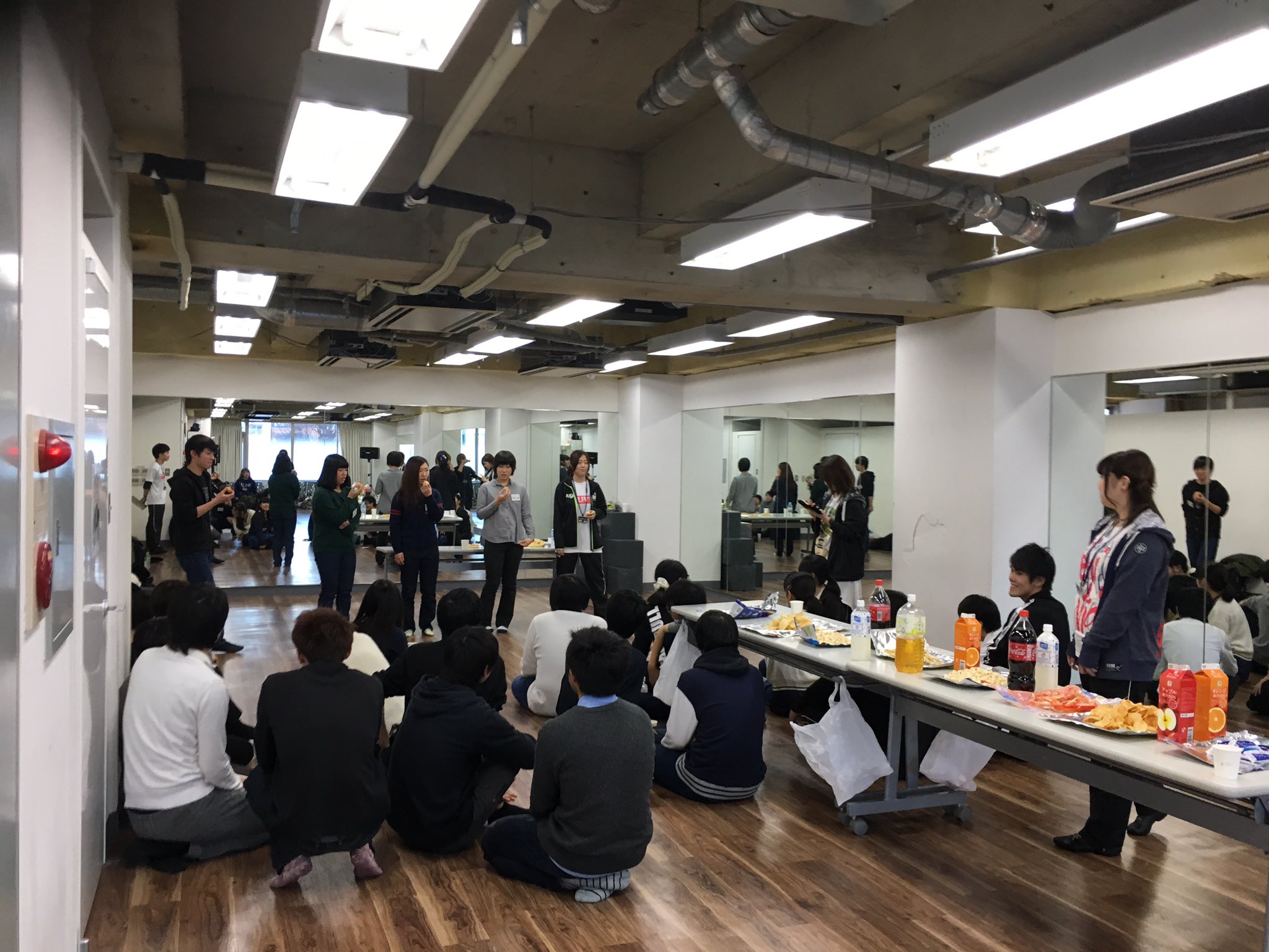 総合学園ヒューマンアカデミー新宿校 行事がない新宿校ですが 入学前くらい やりましょう 親睦会 事前授業生午前午後全員にて クリスマス会をやっております なう ヒューマンアカデミー新宿校 事前授業 クリスマス会 早いけど