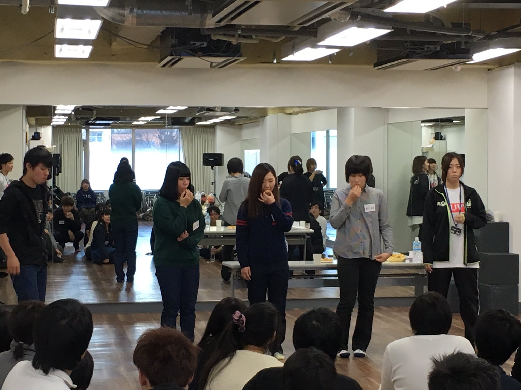 総合学園ヒューマンアカデミー新宿校 行事がない新宿校ですが 入学前くらい やりましょう 親睦会 事前授業生午前午後全員にて クリスマス会をやっております なう ヒューマンアカデミー新宿校 事前授業 クリスマス会 早いけど