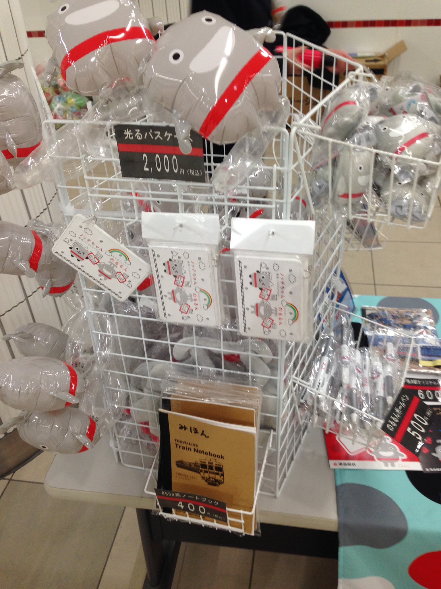 東急電鉄 公式 のるるんとtuytuy おそ急フェス １日目の缶バッジは 13 00の回をもちまして 完売いたしました 他のおそ急さんグッズ 東急線キャラクター のるるん のグッズはあります 時間限定で のるるんも登場しますよ おそ急さん