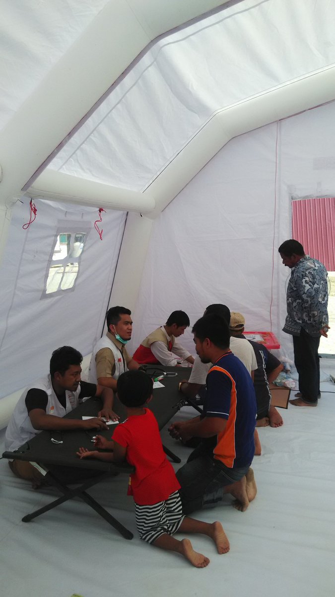 DPN_BSMI's tweet photo. Dalam beberapa jam RSL dibuka, relawan BSMI sudah melayani pengobatan puluhan masyarakat Pidie Jaya, Aceh. #BSMIPeduliAceh https://t.co/yb3W610kak