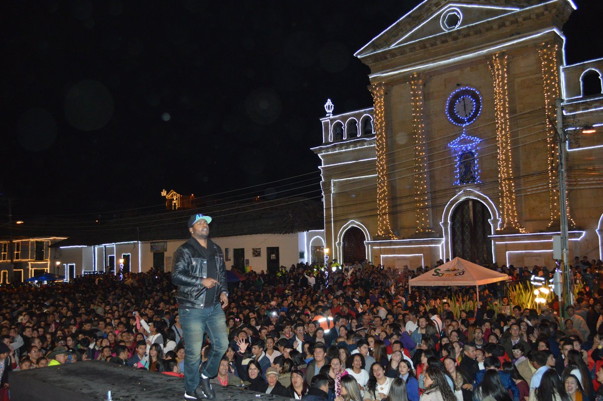 AlcaldiaSam's tweet photo. #AguinaldoSamaquense2016 Continúa fiesta espectacular con Don Omar(Yo me llamo)en el Parque Principal de Samacá https://t.co/kfX1aY8ZOY