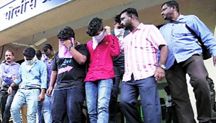 Real_Trending's tweet image. કોલસેન્ટર કૌભાંડ : હવાલામાં કરોડો રૂપિયાની વિગતો જ છે ગાયબ! 
#Gujarat
 realtrending.com/gujarat/crores…