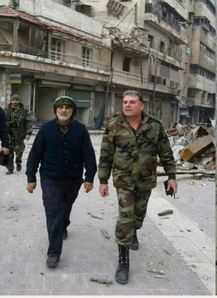 KeNt_977's tweet photo. قاسم سليماني كبساط الريح، يقاتل نهاراً في الموصل بفضل الغطاء الأمريكي ويحاصر ليلاً حلب في ظل الغطاء الروسي٠ ويُحدثك خامنئي بالمؤامرات عليهم! https://t.co/0T50pW0fgB