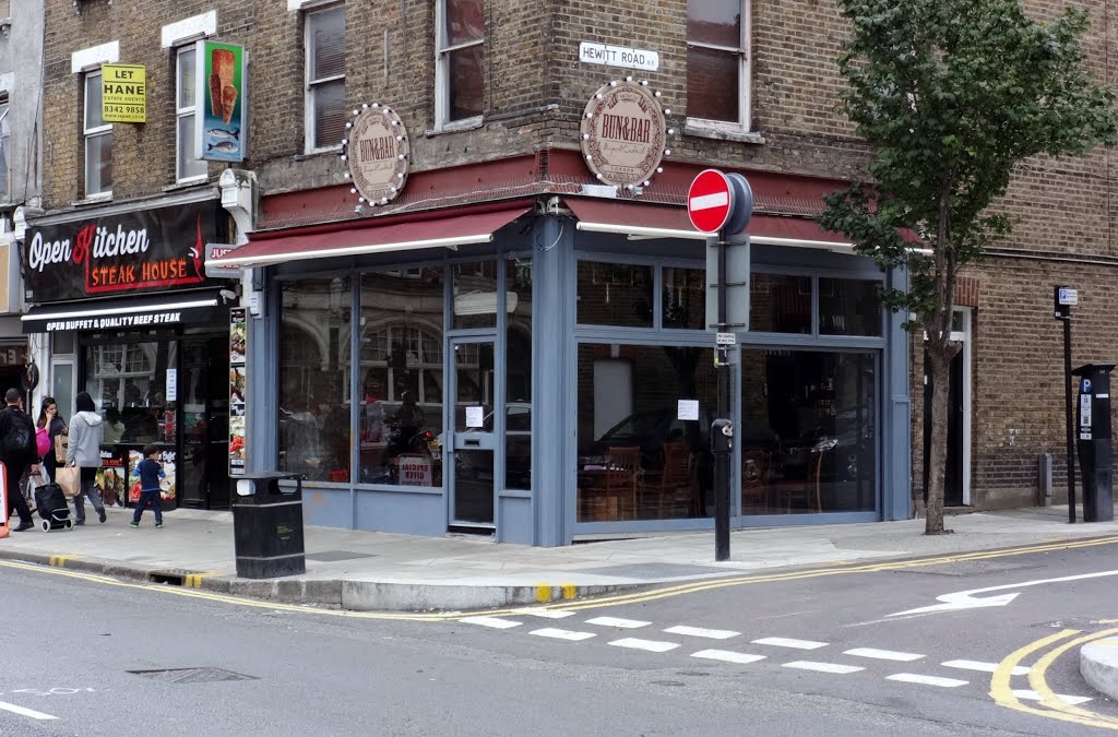 You can indulge on the weekend, right? One of the best nightspots in #GreenLanes, <a href="/bunandbar/">Bun & Bar</a> has cocktails, burgers and live music!