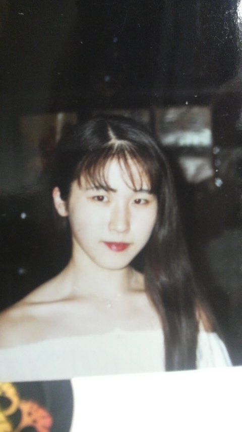 crescendo_jp's tweet photo. ちょっと待って！今や「メタル界の天童よしみ（又は上沼恵美子）」とか自称してて、そのパワフルな歌声は「歌うマーシャル（の壁）」とまで評されるARESZの瑠海狐さんの若かりし頃の写真を発掘してしまったら…物凄く可愛いんだけど！マジか！笑 https://t.co/oCMlu0odQi