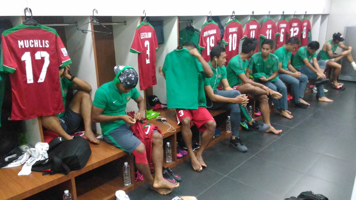 Pemain Timnas Indonesia sudah memasuki ruang ganti Stadion Rajamangala utk bersiap lakukan pemanasan..Bismillah Juara Piala AFF Suzuki 2016