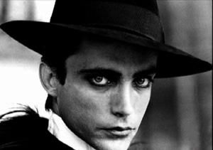 Twitter पर 朝松健ニュース いまの腐女子は言及しないが 悪魔のはらわた 処女の生血 ｏ嬢の物語 の頃の ウド キアは美青年だった この頃のキアが比良坂天彦のモデルなのだ