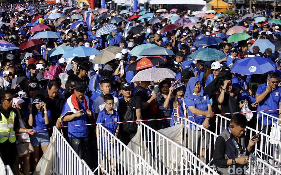 Ribuan Suporter Mulai Padati Stadion Rajamangala Bangkok detik.id/VI7Cf4 via <a href="/detiksport/">detiksport</a>