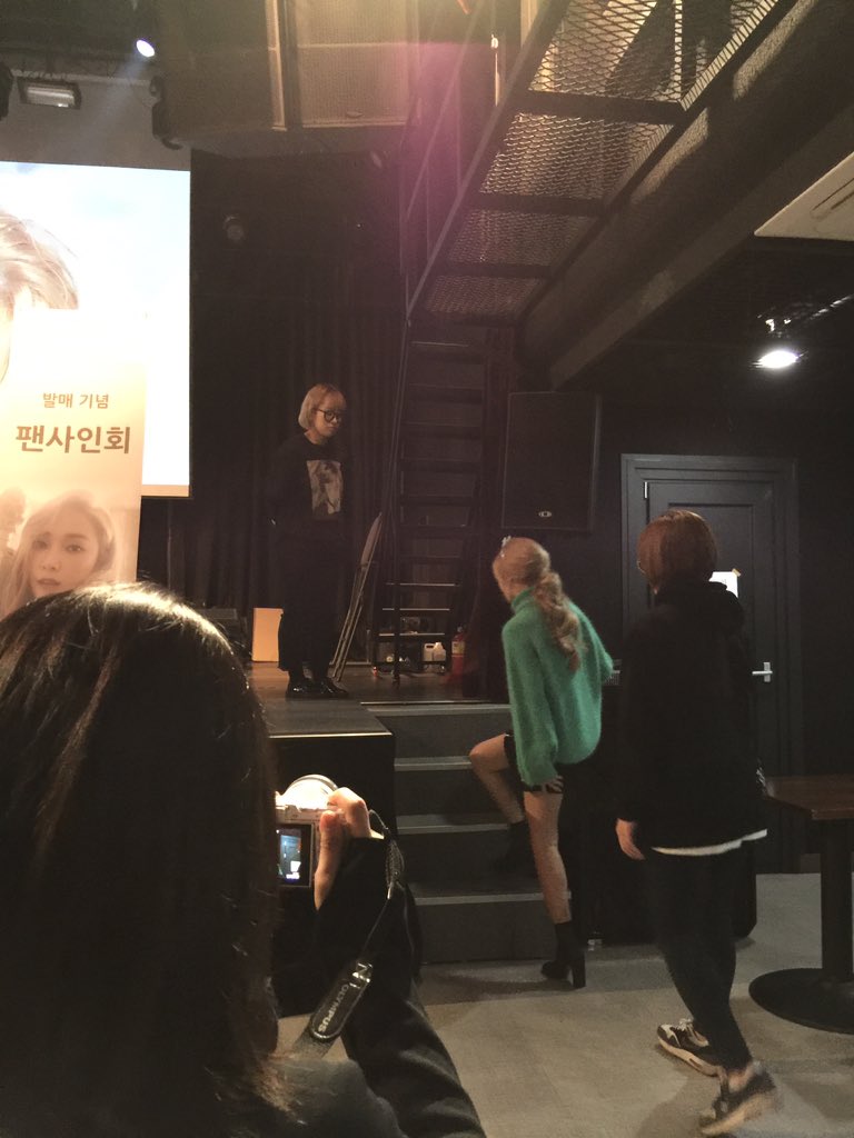 [PIC][17-12-2016]Jessica tham dự buổi Fansign thứ 2 cho “WONDERLAND” vào tối nay Cz35vGqUsAA97kW