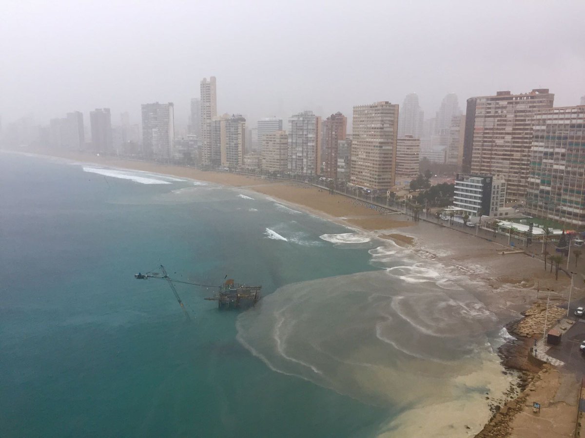 Pluja intensa també al sud d'#Alacant. Platja de Llevant (#Benidorm) des del Racó de l'Oix. #Precipitació hui 21'8mm.