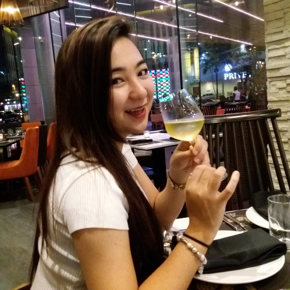 TheRealYumi's tweet photo. Let's wine and dine?🍷🍴 https://t.co/iLt9IRvbUE