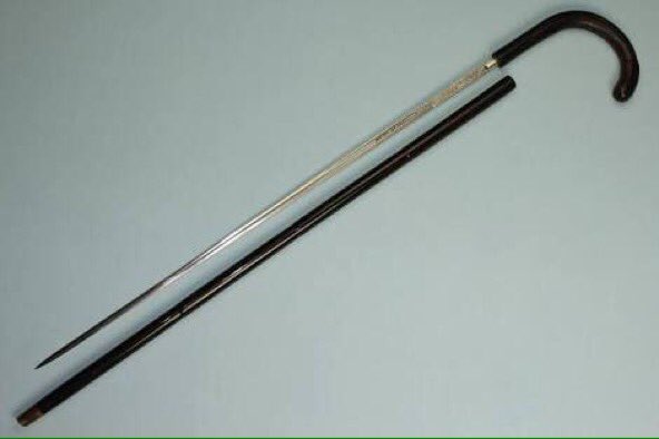 emonok1's tweet image. ソードスティック:中に剣が仕込まれた杖。18世紀頃、ヨーロッパの紳士達は帯刀しない事が常識となり、代わりにこれを持って外出することが流行った。日本の「仕込み杖」と同じだが、暗器的な意味合いはなく、装飾品として公然と携帯し、決闘などにもよく使われた。https://t.co/xCKnJwumQw