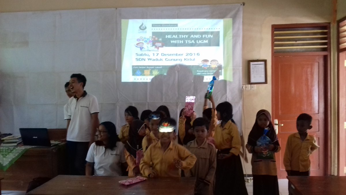tsaUGM's tweet photo. Selain praktek,
Anak-anak tak lupa untuk diajarkan mengapa hidup sehat itu penting, mulai dari sikat gigi dan cuci tangan 👐👐 https://t.co/Zv5WxUtuN1
