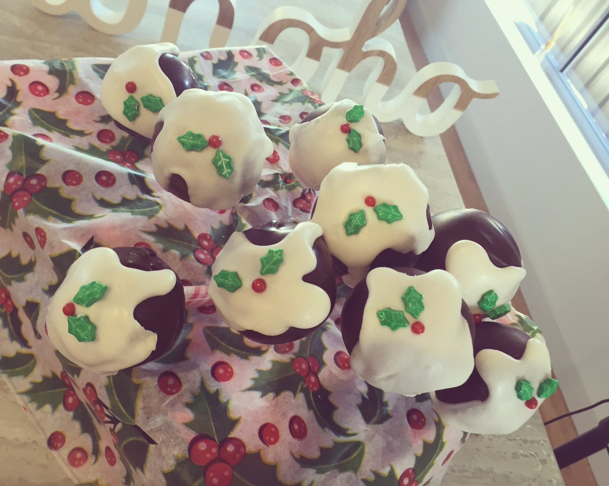 Minks's tweet photo. Christmas pudding cake pops! 😁🎄 https://t.co/JbIQ0YdAKq https://t.co/Em0P8ksir7
