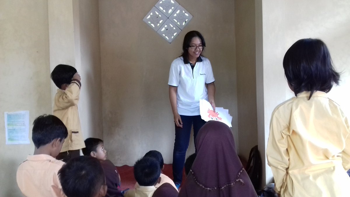 Untuk meningkatkan minat baca anak, teman2 TSA UGM mengajak untuk bermain sambil belajar menggunakan gambar2 lucu 🐙🐟