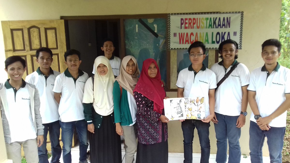 Terakhir, pemberian buku bacaan secara simbolik oleh TSA UGM kepada kepala sekolah SDN Waduk 📚📚