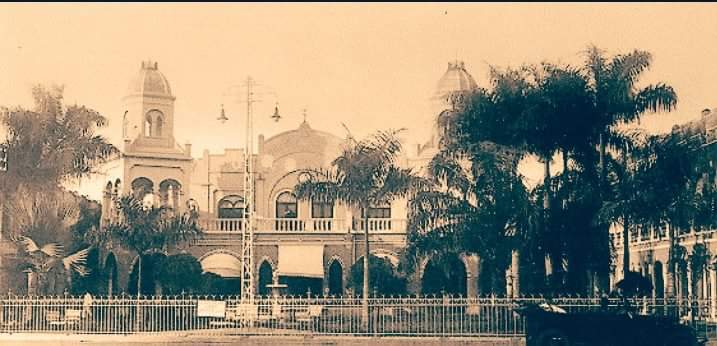 Tampak depan Hotel Orange saat belum direnovasi th 1920-an. #STD

Foto silvanadblog