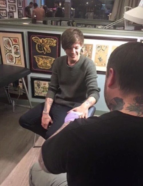 todays1dhistory's tweet image. Today (December 19) in 2015 - Louis gets some ink work done in Chicago--a "28" on his knuckles... and something else somewhere else ;))