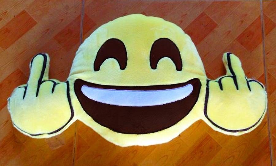 #alexkalender2016 wie cool wäre das Kissen im Auto auf der Hutablage 😁#HappyFUMittelfingerSmileyKissen <a href="/alextv/">AlexiBexi</a> <a href="/moodrush/">moodrush</a>