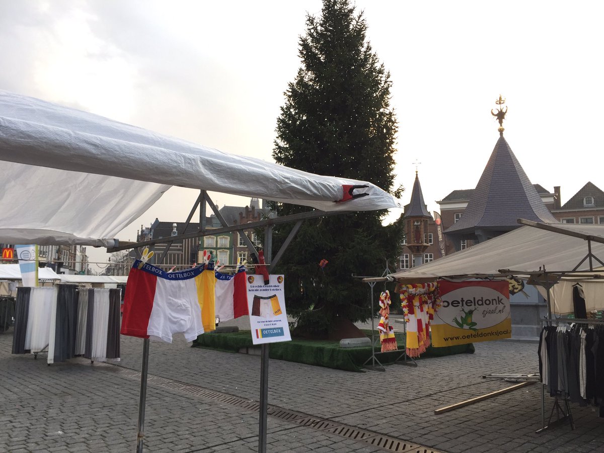 Kerst in Oeteldonk. Welkom op de markt. Oetelbox wenst u een zalig kerstfeest. #kerstmis #denbosch #oeteldonk