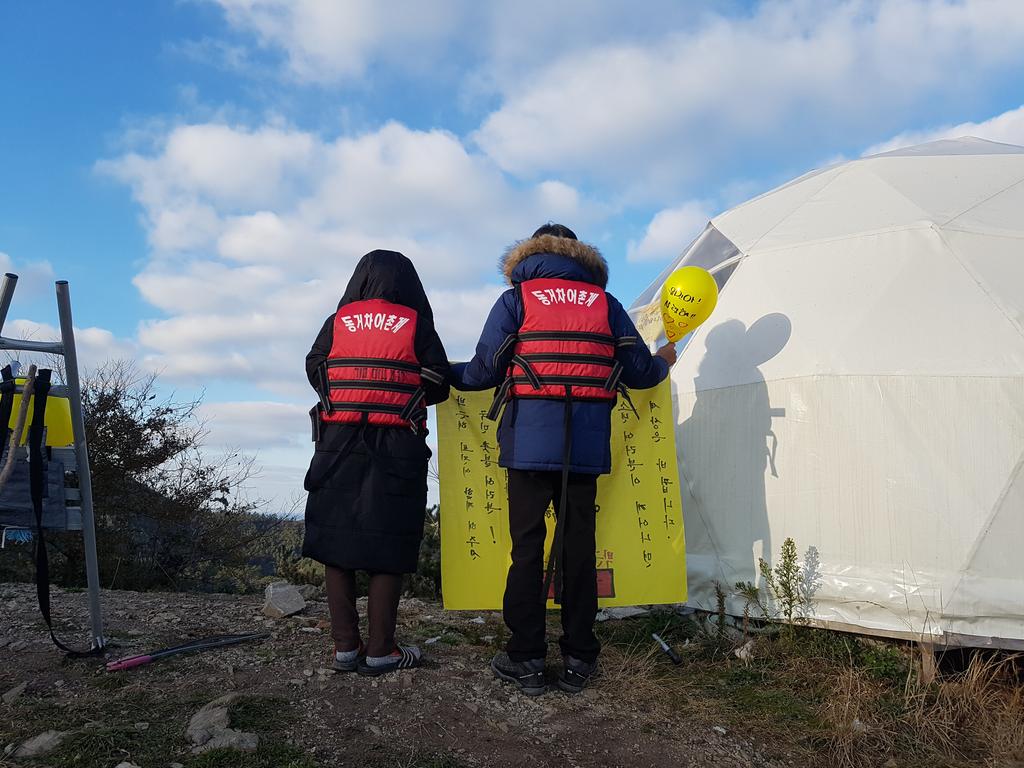 kimyoungoh0416's tweet image. 동거차도에서 세월호 인양작업을 바라보며 박근혜 즉각 퇴진 공범 처벌.적패 청산 8차 촛불집회를 하고 있습니다.

진도 동거차도에서 촛불대신 바람이 불어도 꺼지지 않는 횃불을 밝힙니다.

주최측 추산 50명
경찰측 추산 5명 입니다.