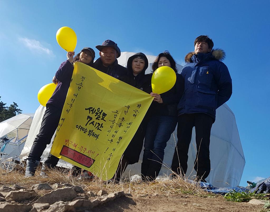 kimyoungoh0416's tweet image. 동거차도에서 세월호 인양작업을 바라보며 박근혜 즉각 퇴진 공범 처벌.적패 청산 8차 촛불집회를 하고 있습니다.

진도 동거차도에서 촛불대신 바람이 불어도 꺼지지 않는 횃불을 밝힙니다.

주최측 추산 50명
경찰측 추산 5명 입니다.