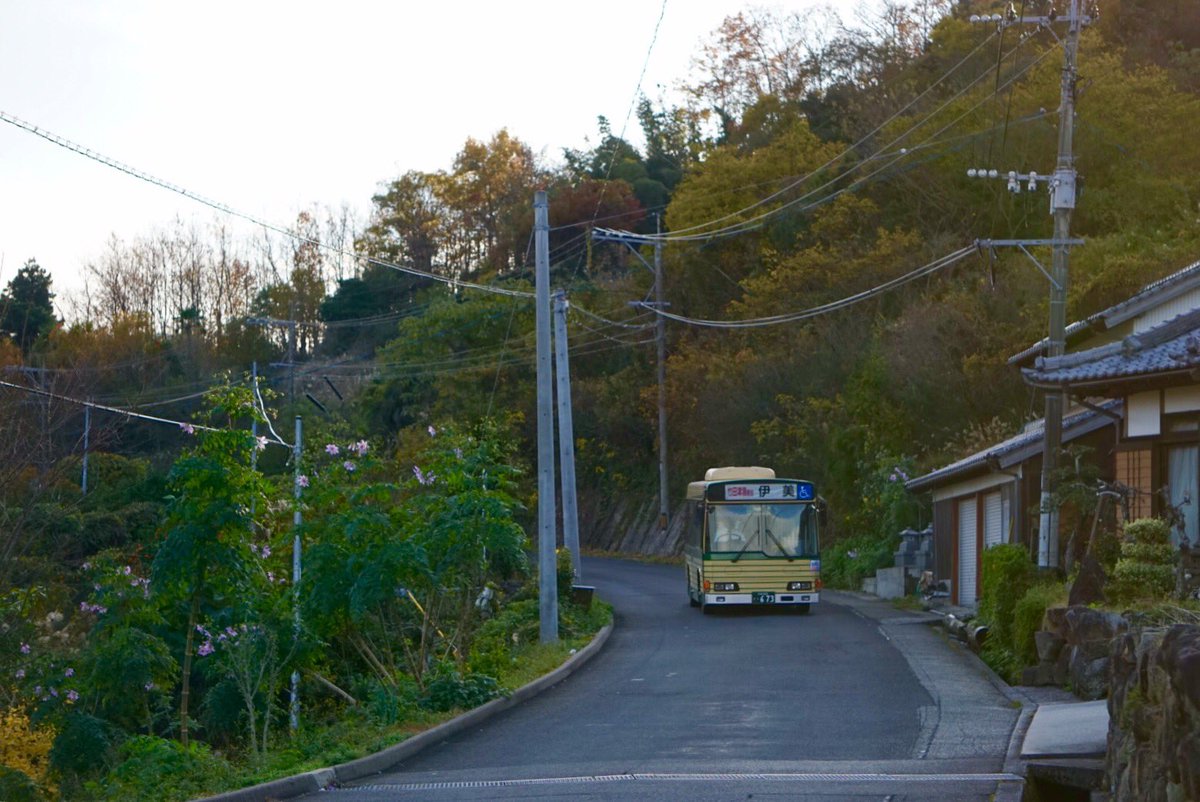 ひろpami Twitterissa 田舎でよくある道が狭いとバスも比例して小さくなる現象 路線バス旧道部