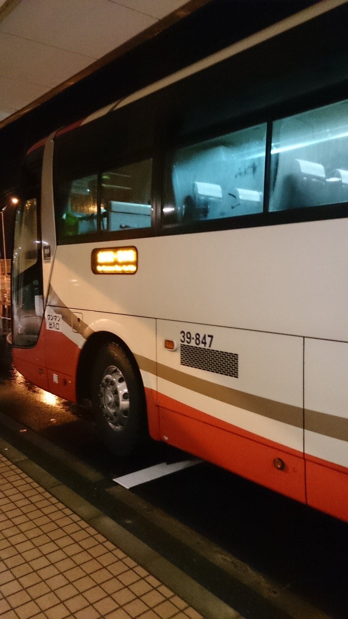 おけら 小松空港1番のりば 1808発の金沢駅西口経由の香林坊行き北陸鉄道39 847に乗車 16名 ダイヤの半分は 金沢駅止まり 空港出口の掲示物は マグネットで 金沢駅止まり 香林坊行きを切り替え T Co Oyf3elbvf7 Twitter