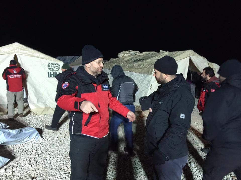 بالصور : هيئة الإغاثة التركية تقوم بأعمال نصب الخيم طوال الليل للمهجرين من #حلب،