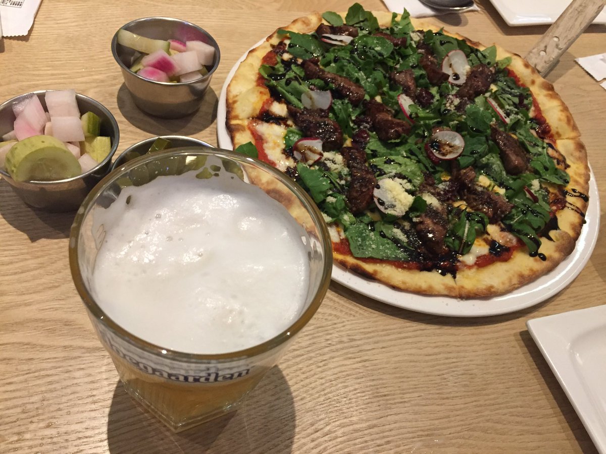 wowhotsan's tweet photo. 수제맥주와 스테이크피자의 콜라보! https://t.co/RYgMn5WI7O