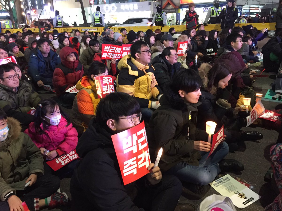 JINSUK_85's tweet image. 유난히 물을 무서워했다는 다윤이
"가기싫다는 딸에게
수학여행도 수업이니
다녀오라 했습니다
이렇게 오래 돌아오지
못할줄은 몰랐습니다
아홉명이 세월호에 있습니다
세월호가 인양돼야 우리딸
뼈라도 만져볼수 있습니다
세월호를 아직도 인양하지않는
이유가 뭘까요"